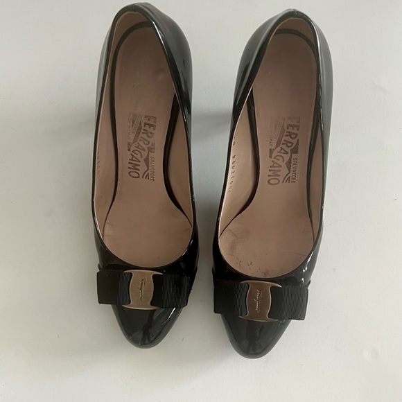 Salvatore Ferragamo Black Patent Leather Vara Bow Pumps Size 6 - Picture 8 of 12